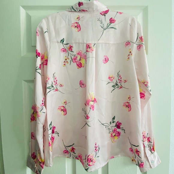 Silky flower button up blouse - Picture 2 of 3